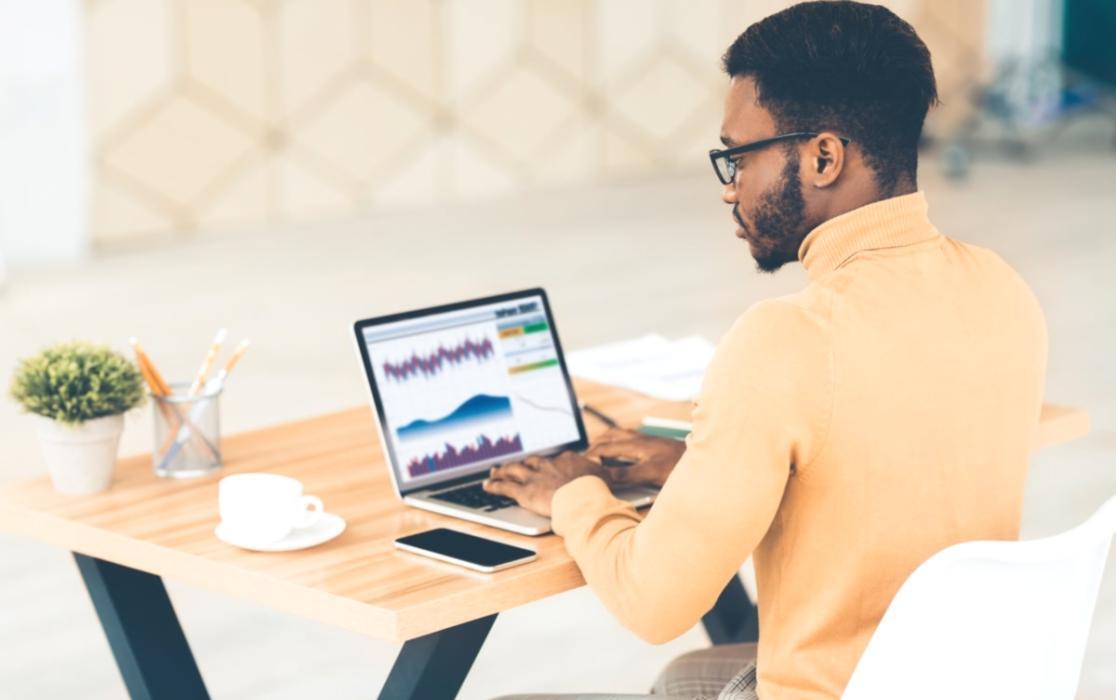 Workshop-Atmosphäre mit konzentrierter Arbeit